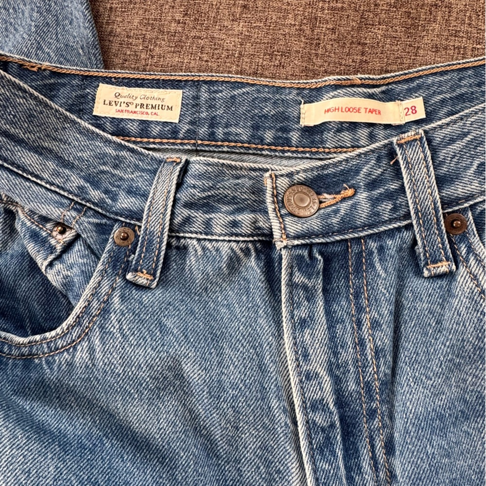 Levi's High Loose Taper Jeans in Size 28 - Picture 2 of 8